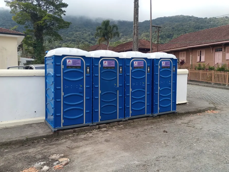 Quatro banheiros químicos da FR Renovar instalados e prontos para uso