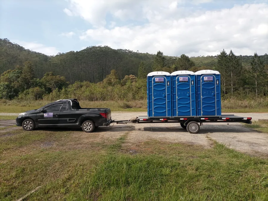 Reboque da FR Renovar transportando banheiros químicos para área rural